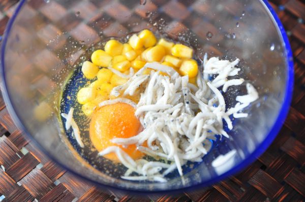 再將吻仔魚、雞蛋、玉米粒放入容器中