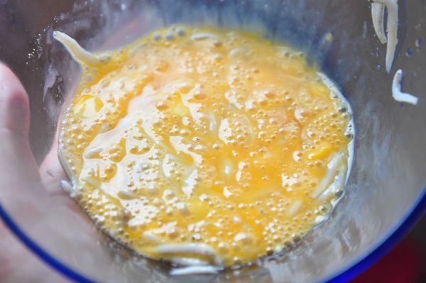 加入香菇鹽攪拌均勻