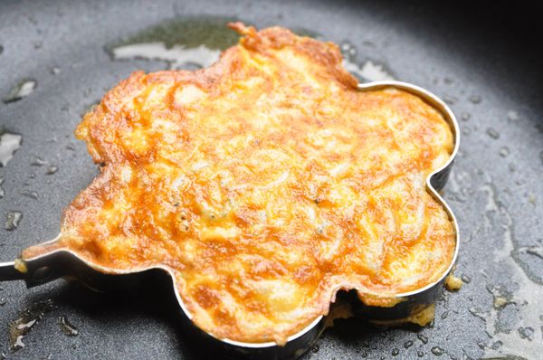 再備鍋以奶油加熱，將蛋液倒入花型容器中香煎至兩面金黃色