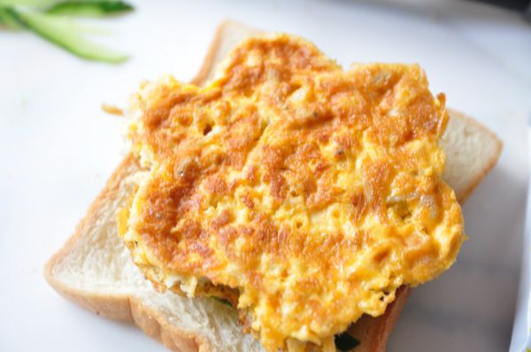 接著放入吻仔魚煎蛋