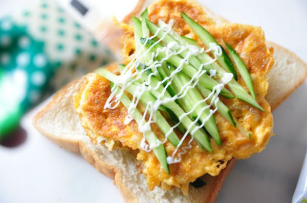 再鋪上小黃瓜絲擠些沙拉，再蓋上一片吐司(可去邊或不去邊，看個人喜好喔~)