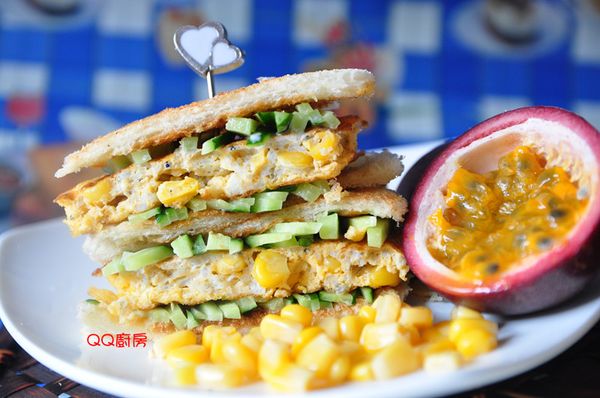 對切後再堆疊三明治，擺上新鮮的飯後水果，再放些玉米粒，保證你食後充滿朝氣喔!Go~