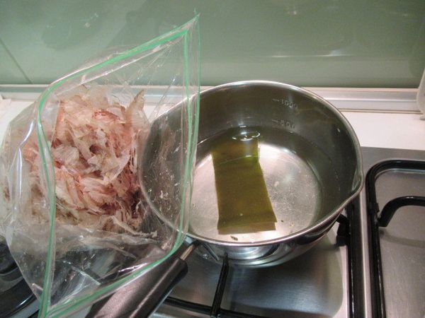 取鍋子,倒入水與昆布乾片,浸泡至少2個鐘頭.最好過夜.