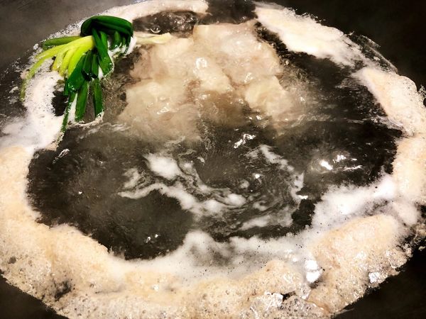 首先起一大鍋水(水要多，免得等等燒乾了)，開大火下米酒、白醋，接著下分切成等量大塊的五花肉。
五花肉可以自己決定要切多大塊，個人吃這種肉喜歡很大一塊。想切小塊也無不可，盡量每塊保持大小一致即可。

水滾沸後保持滾沸狀態，開始把水面上的殘渣浮沫撈掉。這階段讓五花肉在滾沸的水中燒大約半個小時。