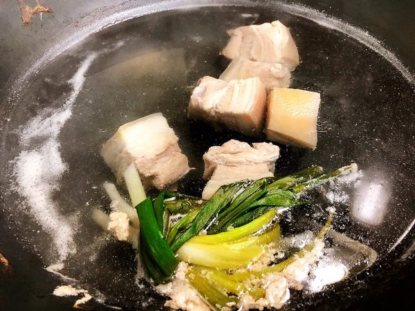 半個小時後轉微火，通常是你有辦法把火調到多小就調到多小，越小越好。調整好極微火後上蓋悶燒，燒大約2小時左右。

肉至少要燒到筷子輕戳可穿透的狀態，這邊如果你的小火不夠小，燒的時間就要配合短一些。但是如果火夠小，燒足兩小時，那口感真是非常棒。