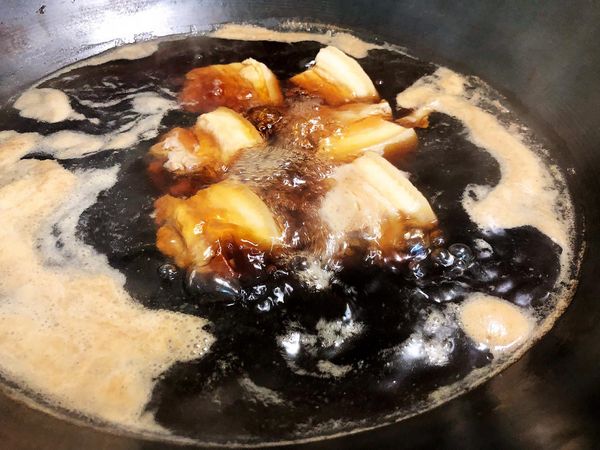 2小時候我會捨棄掉原本鐵鍋中的水，把紅燒肉放到另一個預先裝滿水的鐵鍋內，接著下醬油中火再燒半小時。

醬油要選擇顏色重，味道不會死鹹的。因為台灣醬油沒有生抽老抽之分，每加醬油品牌鹹度風味個不同，必須自行去調整味道，很難精準量化在食譜上的。