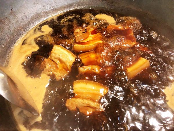 半小時後轉大火，下糖。