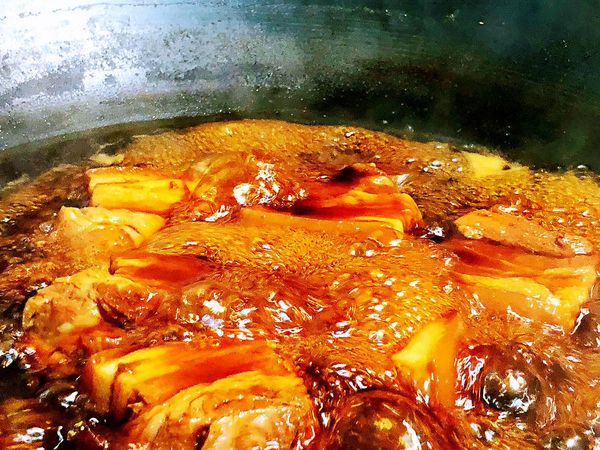 轉大火後下糖後，開始晃動鍋子翻動肉塊或者用鏟子把湯汁勺起來淋到肉上，一直重複燒到收汁。過程中記得別把肉給弄碎了，如果怕危險就用鍋鏟勺湯汁淋就好。