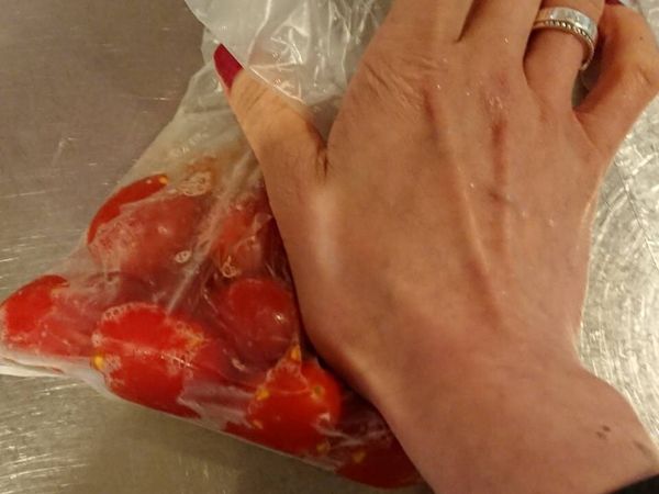 先用塑膠袋將番茄壓碎成泥