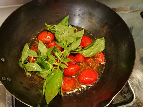 熱鍋後，將番茄炒軟加入九層塔(九層塔分兩次下鍋)