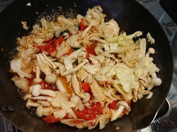 放入喜愛的時蔬(我放入大白菜)