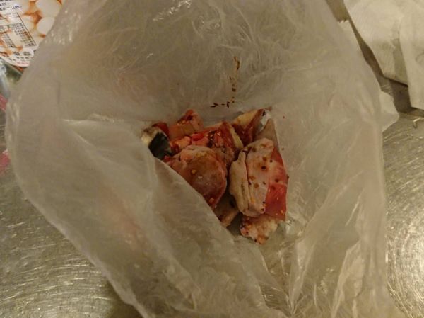 取一個塑膠袋(可以用原來柔番茄的)加入【調味料】全部按摩雞肉使其入味