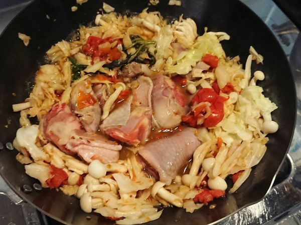 炒軟的蔬菜，加上圖4的雞肉