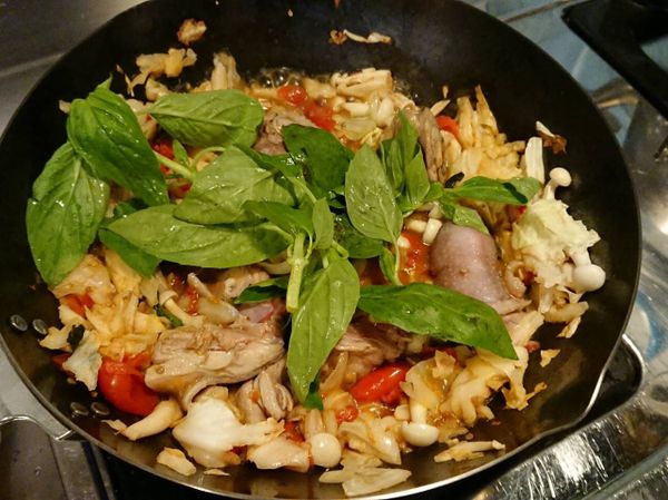 由於九層塔炒久會黑，所以分兩次放。