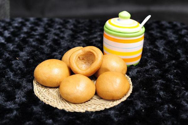 依次将面团做成窝头后放入蒸笼，窝头之间留有距离摆好，蒸锅中放沸水，上锅蒸15分钟；