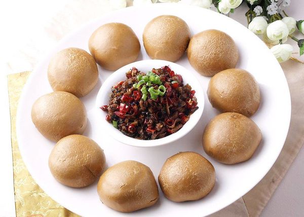 将外婆菜加入蒸好的窝头中，荞麦窝头夹外婆菜就完成啦！