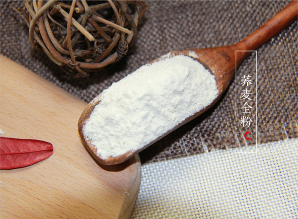 酵母加温水溶解备用，中筋面粉和雁门清高荞麦粉拌匀，加入溶解的酵母水，加入适量温水，揉成面团，将面团揉光滑，盖上保鲜膜，醒发15分钟；