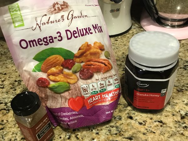 將蜂蜜和粉微波20秒，拌勻後，倒入堅果。確保每個堅果都有沾到蜂蜜