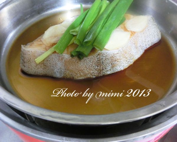 鱈魚洗淨(用[醃料]醃5分鐘)，加入[調味料Ａ]蒸熟備用。