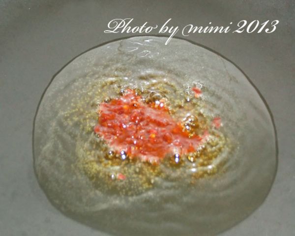 起油鍋，油燒熱後，加入適量辣豆瓣醬炒香。