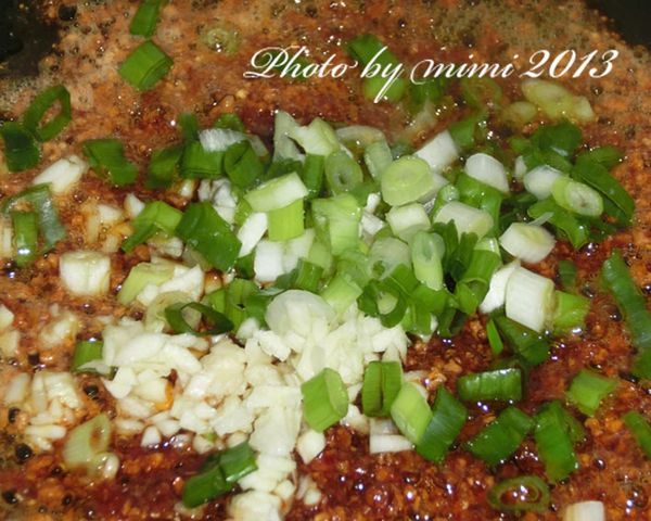 加入[調味料Ｂ]拌炒均勻，再加入蒜末及蔥末即可。