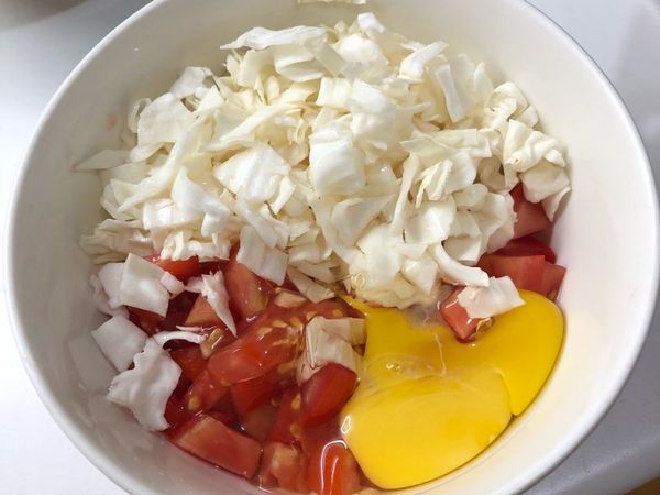 番茄 高麗菜切丁後
與雞蛋、鹽巴、白胡椒粉加入拌勻