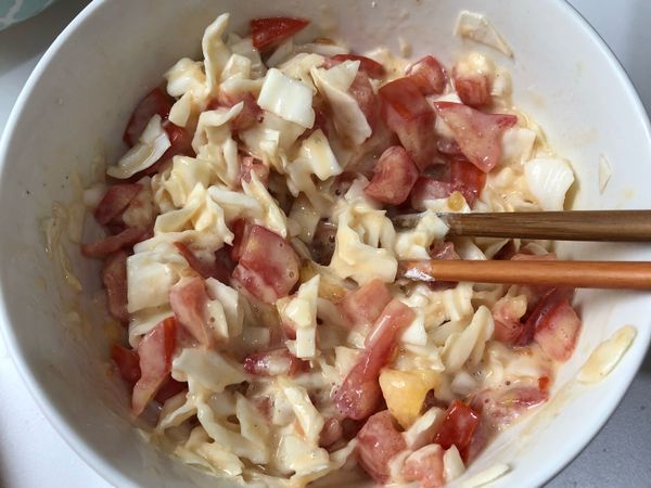 加入披薩起司、
低筋麵粉分次加入拌勻