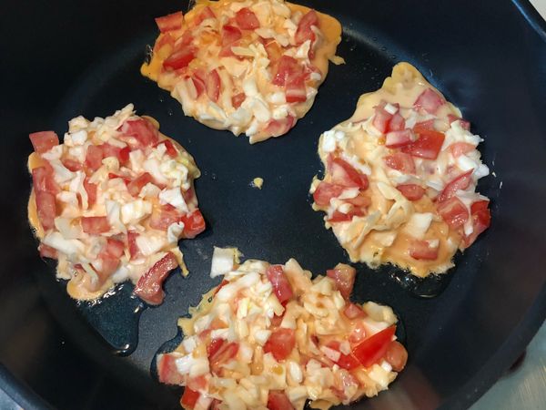 先倒油，油熱下粉漿，小火煎。