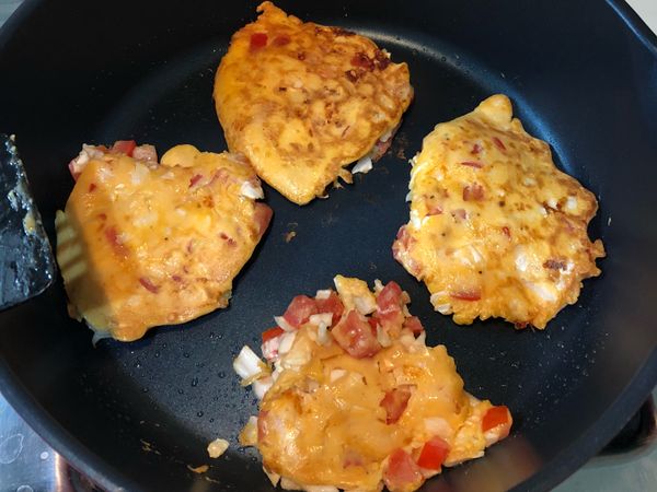 等到底部熟到可以整塊移動時，再翻面，等待一兩分鐘，煎到表面酥脆即可！