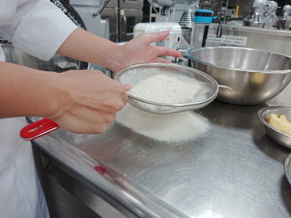 油皮：
1.中筋麵粉過篩，糖、奶油依序倒入攪拌，水再加入慢速攪拌成糰