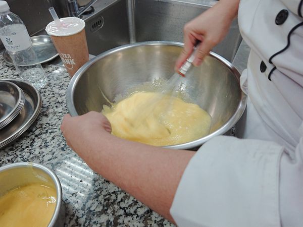 塔液：
1.水加熱，細砂糖加入拌勻至糖散即可，三花奶水加入拌勻