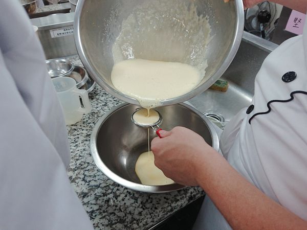 3.用篩網過篩餡料