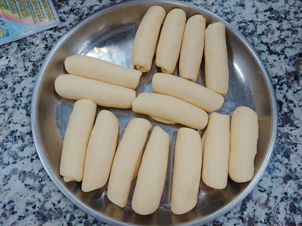 整體：
1.將油酥包進油皮中並橄平成捲