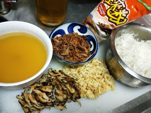 白玉蘿蔔削皮刨絲
乾香菇泡水切絲
貢（蝦）米泡水略剁
在來米粉加1000cc的水攪拌均勻