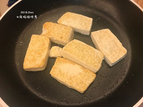 ［Step1 煎豆腐］

1. 雞蛋豆腐切塊（也可用板豆腐）
2. 熱鍋到入適量葡萄籽油
3. 輕放豆腐煎至雙面黃金
4. 取出煎好的豆腐