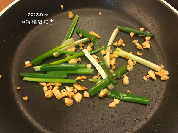 [Step2 爆香］

1. 用煎豆腐剩的油爆香
2. 蒜頭切小丁
3. 蔥條切段
4. 下鍋爆香