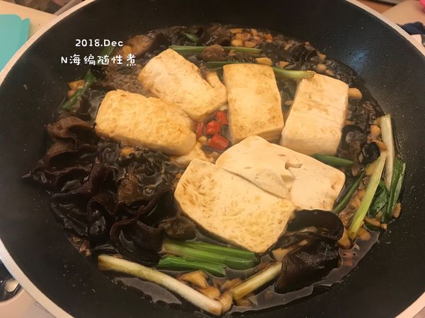 ［Step4 合體］

1. 把煎過的豆腐加入Step3的醬裡煮
2. 將豆腐兩面煮至上色
3. 醬汁收完後就可上桌囉😋