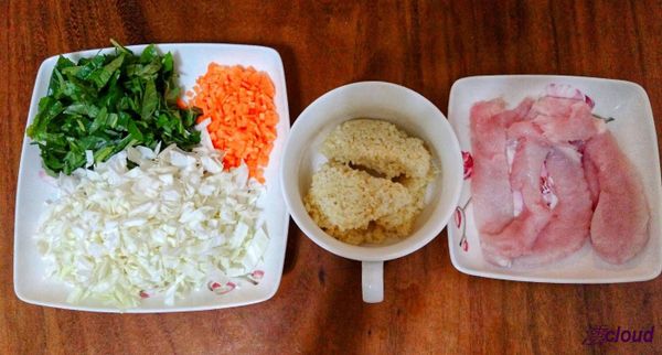 小米蒸熟。柳較無油質，所以倒入植物油，先放紅蘿蔔，再放高麗菜