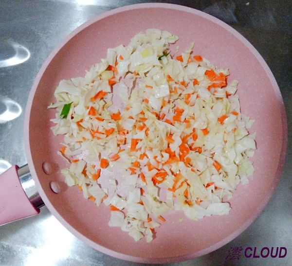 魚柳較無油質，所以倒入植物油，先放紅蘿蔔，再放高麗菜