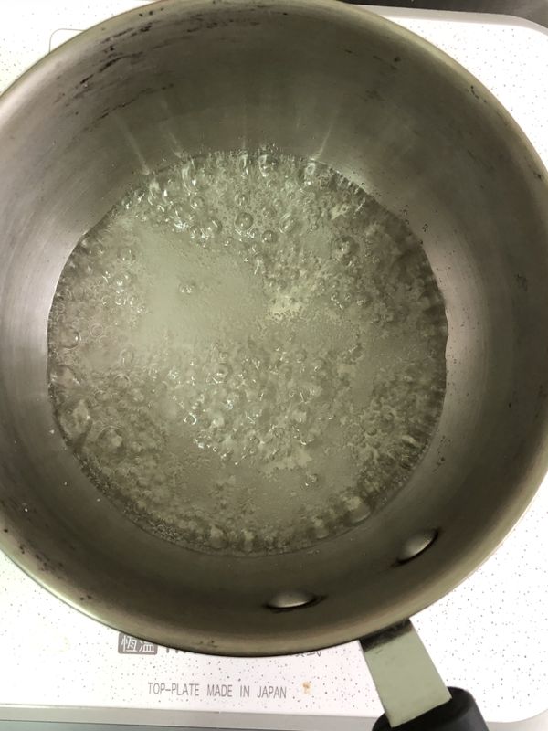 上白糖或白砂糖+室溫白開水倒入鍋中
開火煮煮到鍋邊有咖啡色即可關火

稍微搖晃鍋子均勻即可
