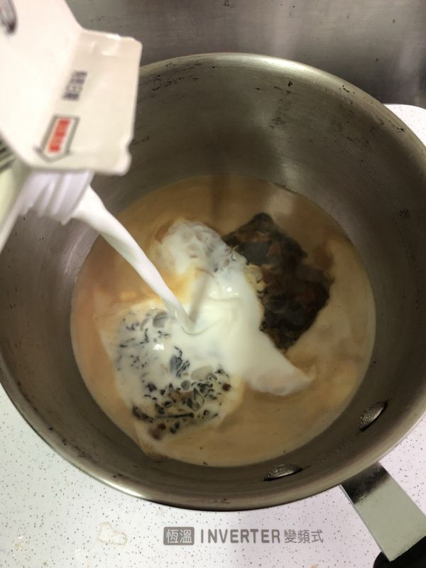 放入茶包，開小火，鍋邊冒小泡泡即可關火
浸泡5分鐘

過濾後就是美味的焦糖玫瑰奶茶囉