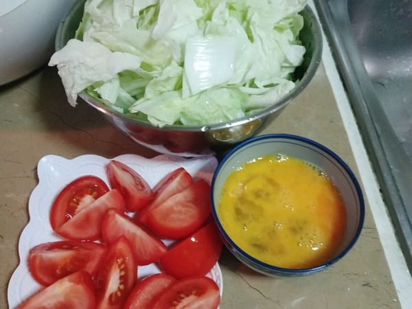 備料
大白菜剝成好入口的大小
蕃茄切塊
蛋打散