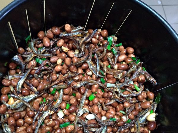 花生先用氣炸，150度先氣炸10分鐘，中途要翻過。