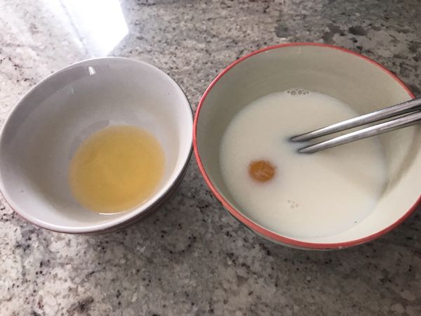 將一顆蛋黃蛋白分離，蛋黃打入125ml牛奶中