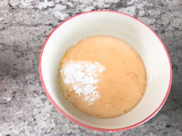 牛奶、蛋黃、一湯匙的糖打均勻後，加入1 teaspoon的玉米粉均勻混合