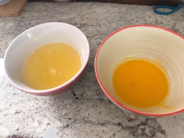 將三顆蛋蛋黃蛋白分離（總共四顆蛋白，三顆蛋黃）