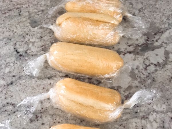 將蛋糕捲起來，並將兩旁保鮮膜像包糖果一樣捲