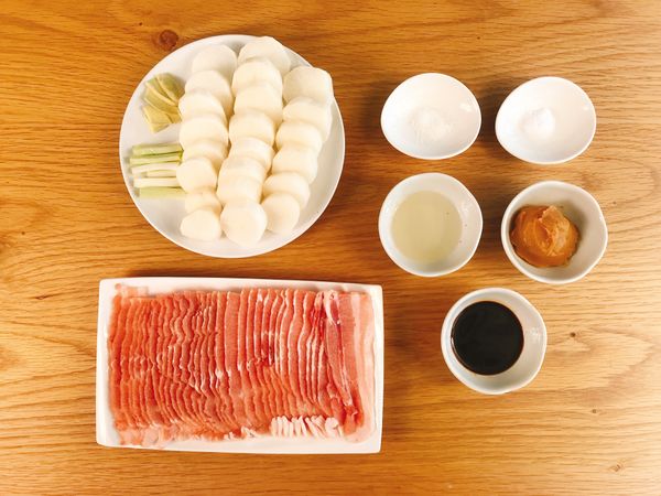 準備食材，白蘿蔔切塊，蔥切段備用