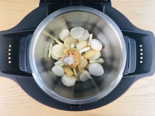 將白蘿蔔和調味料依序放入鍋內