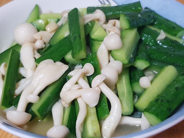 小黃瓜切段
雪白菇剝開

起油鍋爆香蒜頭
下小黃瓜及雪白菇一起炒
加入一些水及調味料煨煮即可